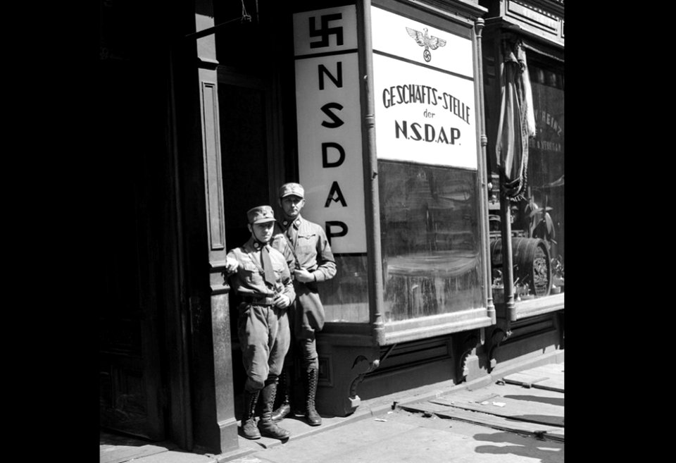 Dos nazis de Estados Unidos uniformados en la puerta del partido en New York en Abril 1, 1932