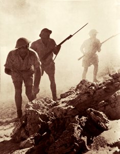 1942. Infantería de Australia ataca posiciones del eje en la Batalla de El Alamein