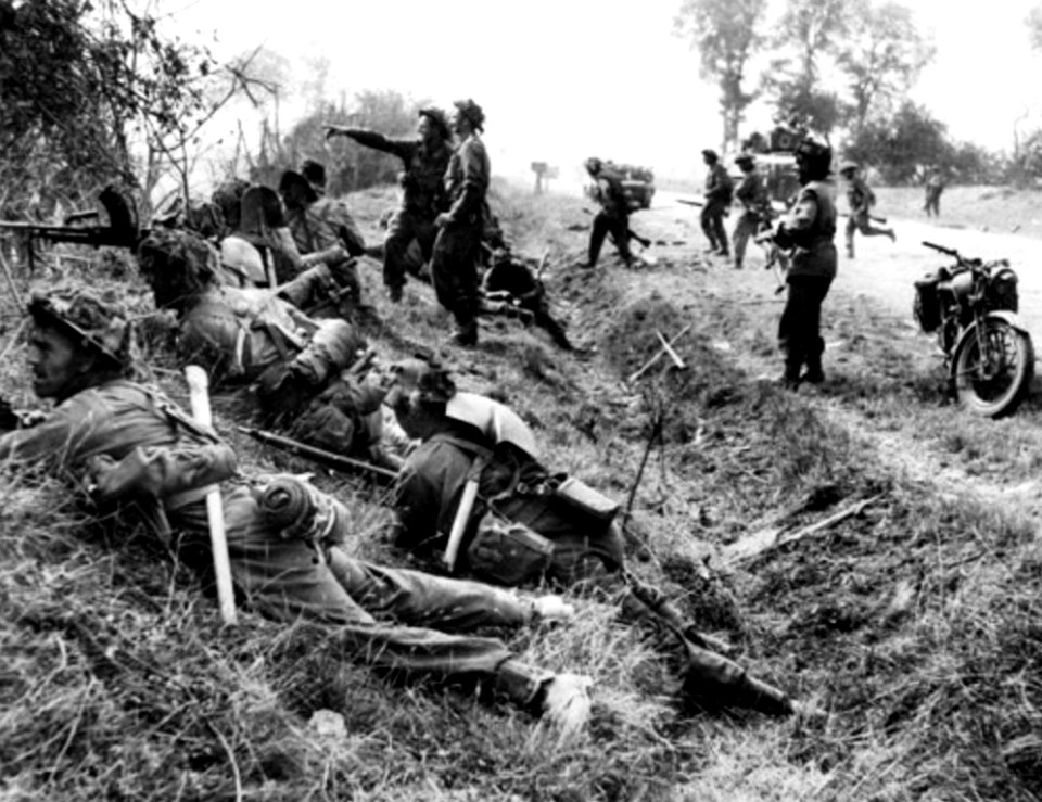 Julio de 1944. Soldados canadienses en Cagny cerca de Caen