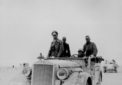 Diciembre, 1941. General Erwin Rommel con la 15th Panzer Division 15 de Panzer entre Tobruk and Sidi Omar, Libia