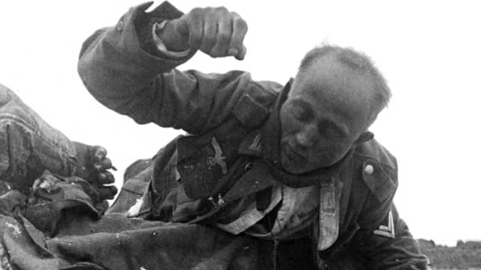 1943 cerca de Minsk. Alemán herido emerge entre sus camaradas muertos