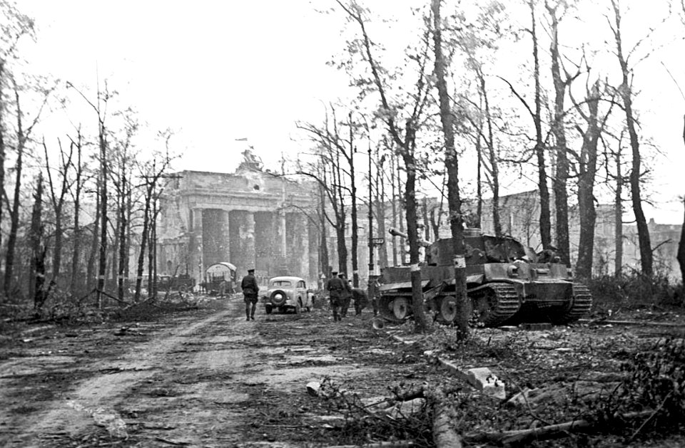 1945 - Brandenburgo y panzer alemán luego de la rendición