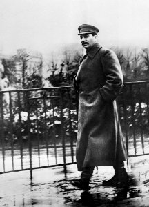 14 de mayo de 1932. El líder de la Unión Soviética, Iósif Stalin, durante un paseo por la histórica Plaza Roja de Moscú