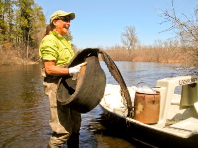 MooreJ BelowStinnettLanding NamekagonRiverCleanUp15 20130427 vpp