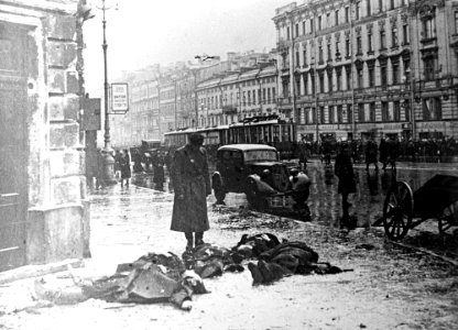 8-9-1941 Nevski Prospekt después de un bombardeo alemána Sitio de Leningrado