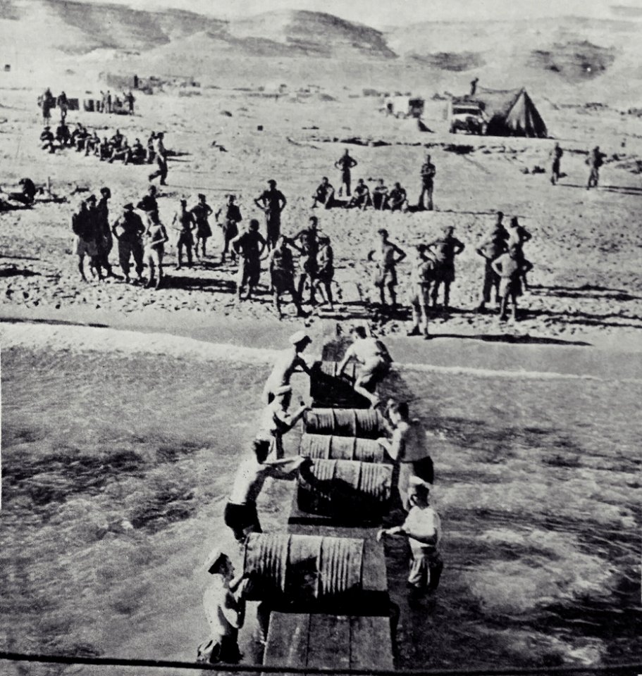 24 Oct-3 Nov. Marina británica primer día de aprovisionamiento a las Troas de Montgomery en El Alamein