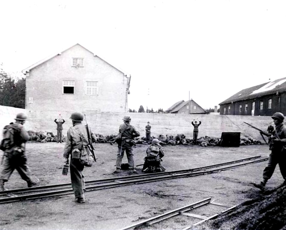 Norteamericanos dan muerte a alemanes rendidos en Dachau