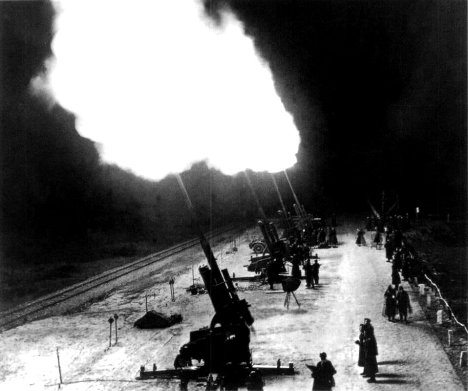 Artillería antiaérea de 88 mm alemana duerante un ataque británico nocturno