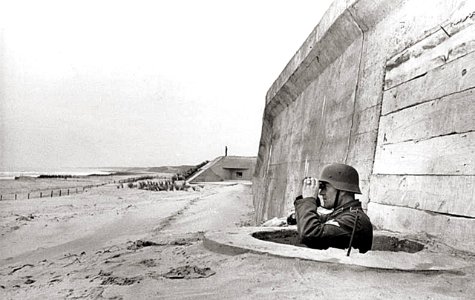 DD. Observador alemán en el muro del Atlántico