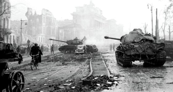 1945 – Tanques soviéticos IS-2 cerca del Portal de Brandenburgo
