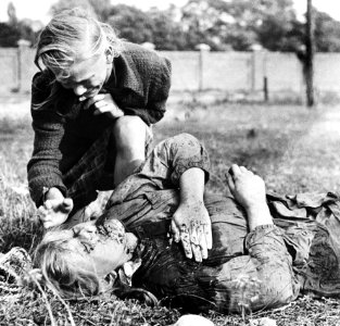 Septiembre, 1939 Casimira Mika, 10 años, llora sobre el cuerpo de su hermana cerca de Varsovia