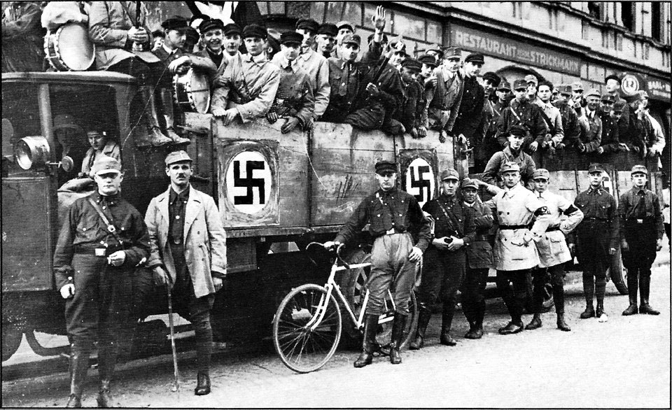 1922 - Apretujados miembros del partido nazi se dirigen a una mmanifestación en Herne, Alemania