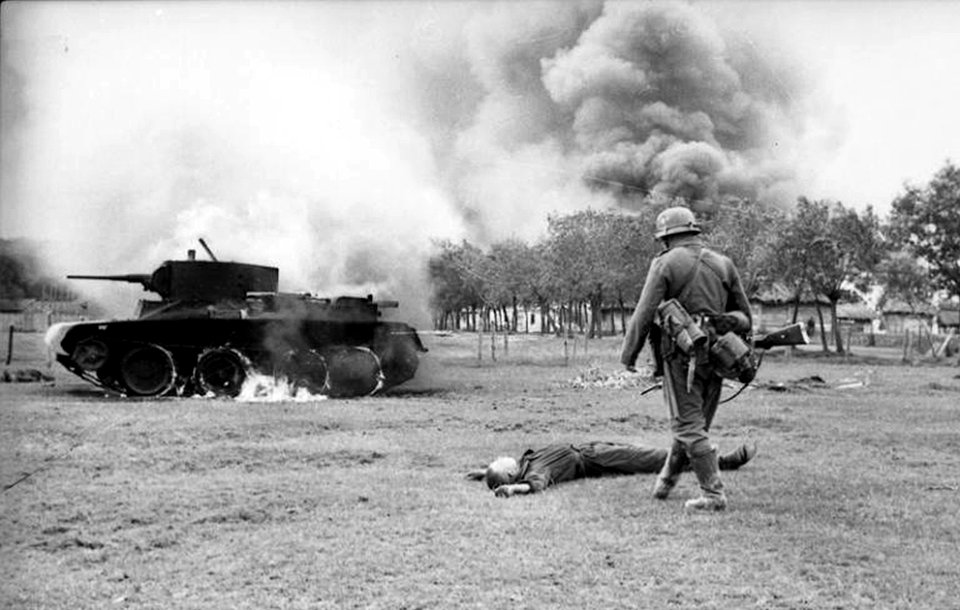 Soldado aleman observa el cuerpo inerte de un soviético en el Sur de la URSS