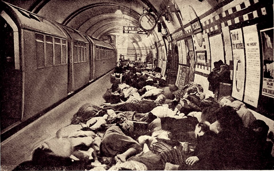 1940 Londres - Estaciones del tren usadas como refugio