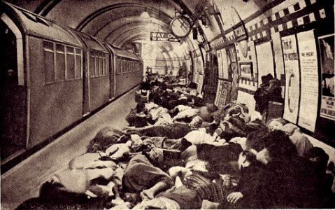 1940 Londres - Estaciones del tren usadas como refugio