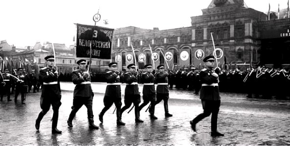 24 de Junio, 1945 Parada de la Victoria. Mariscal Vasilevsky encabeza la brigada de Bielorrusia