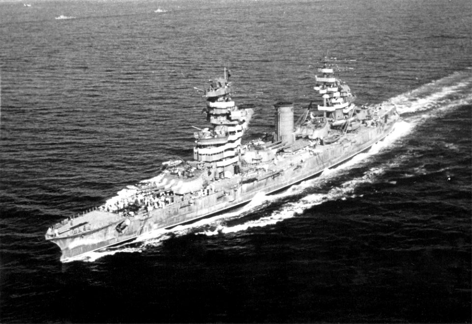 1941 Crucero Revolución de Octubre usado para le defensa de Leningrado