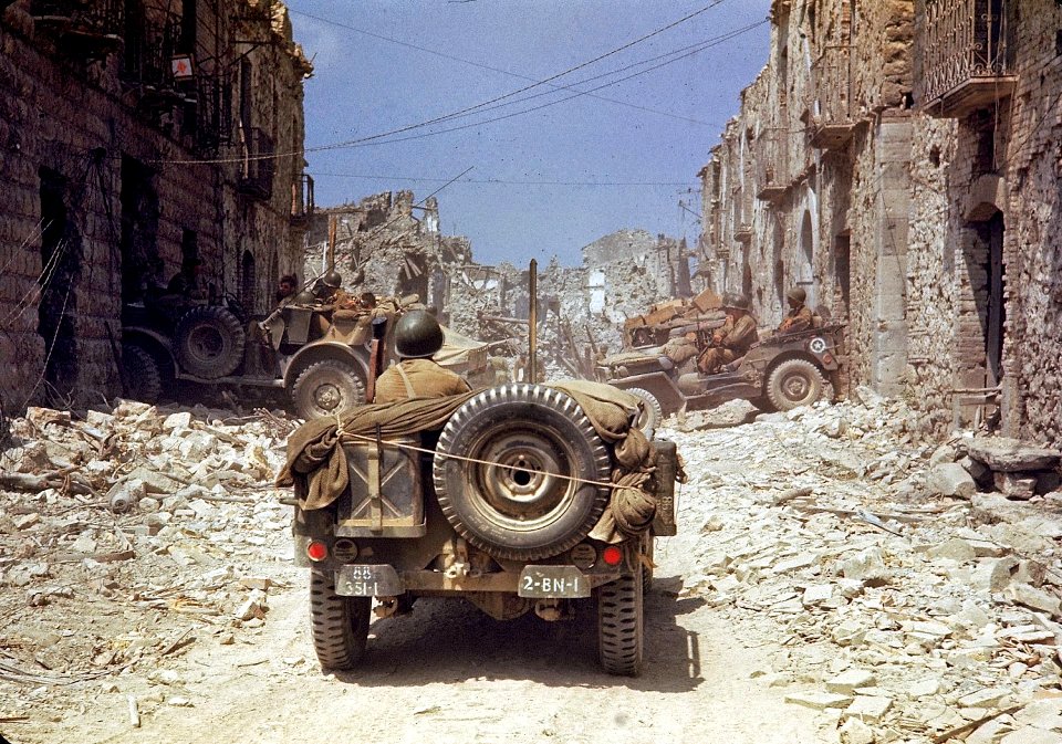 1944 - Soldados norteamericanos en una ciudad italiana