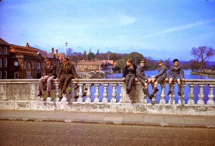 1944 Londres - Militares y estudiantes en un puente sobre el Támesis