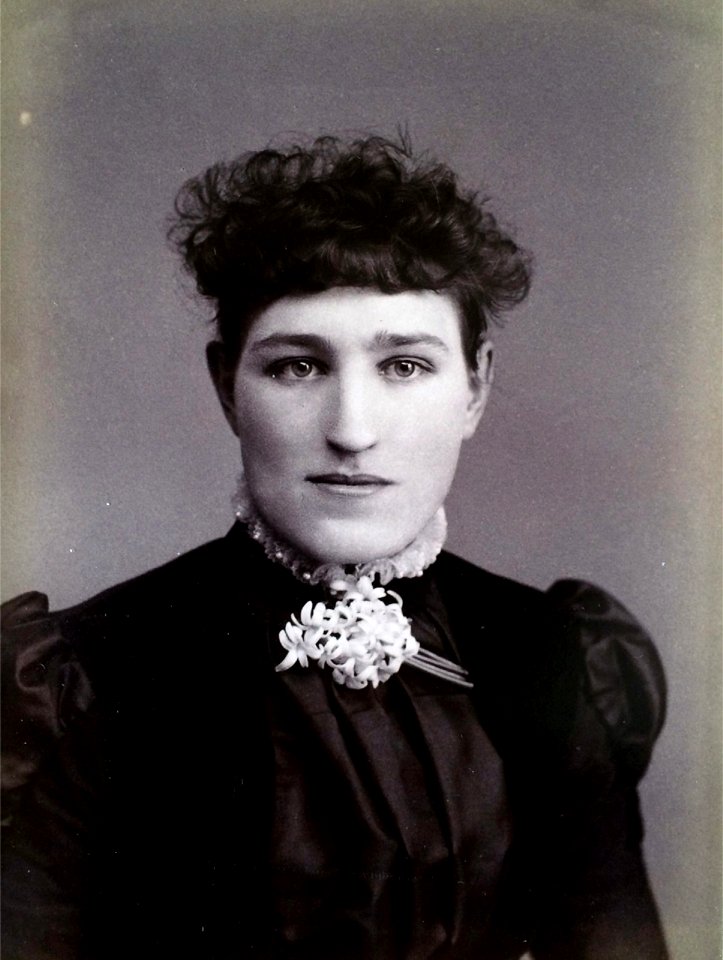 Unknown Woman photo