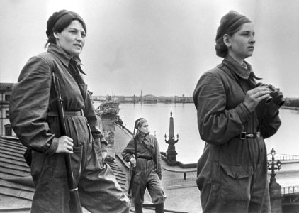 1943-Chicas de servicio en un tejado durante el sitio de Leningrado. Defensa aérea