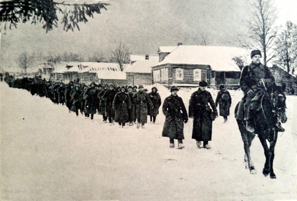 15-30 Diciembre, 1941. Tropas soviéticas cerca de Moscú avanzan en una villa liberada