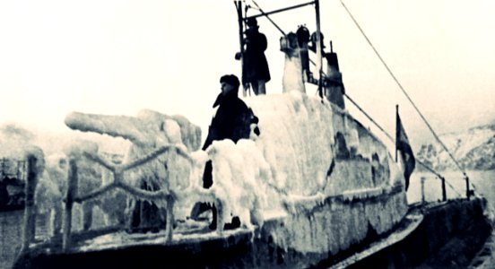 Capitán del submarino soviético revestido de hielo que emerge en el Ártico lo guía al puerto de mantenimiento