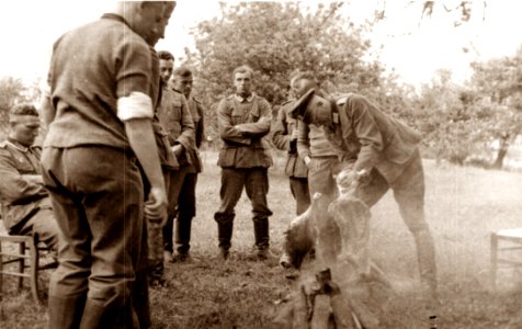 Moscú, otoño 1941. Capitan Richard Zeissig prepara el asado estilo argentino