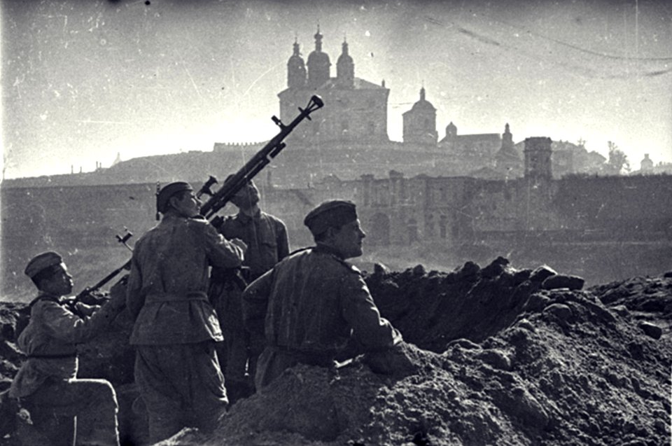 1943 Soldados soviéticos a la caza de aviones enemigos