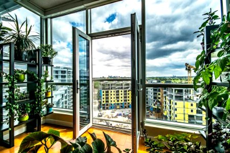 #beautiful #solarium #exposure in #varsityyyc #grovesofvarsity 😎 #yyc #calgary #windows #apartment #condo #realtor #realestate #photography