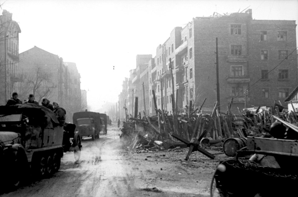 1943. Tropas soviéticas en la avenida Sumskaya, Kharkiv, Ucrania