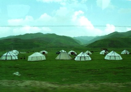 Tiendas nómadas, camino de Xiahe a Langmusi, Tibet photo