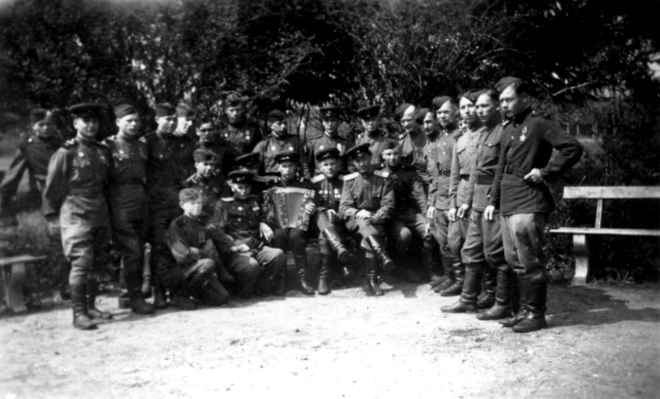 1946 Soldados y oficiales soviéticos del Regimiento 316 en Alemania
