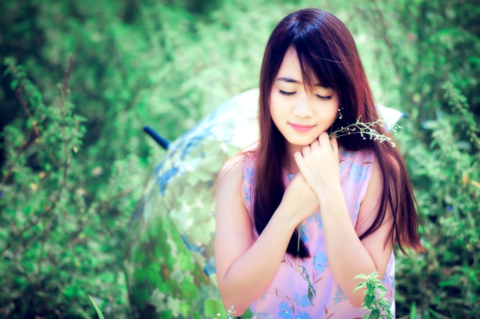 Nhắm mắt lại em thấy ai?