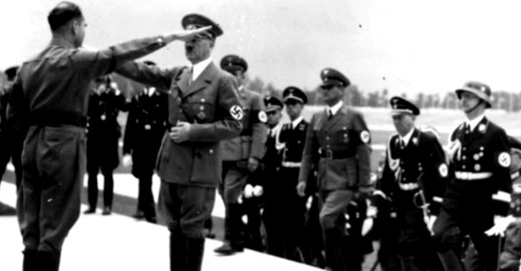 Hess saluda a Hitler en la apertura del Congreso del Partido Nazi en 1935