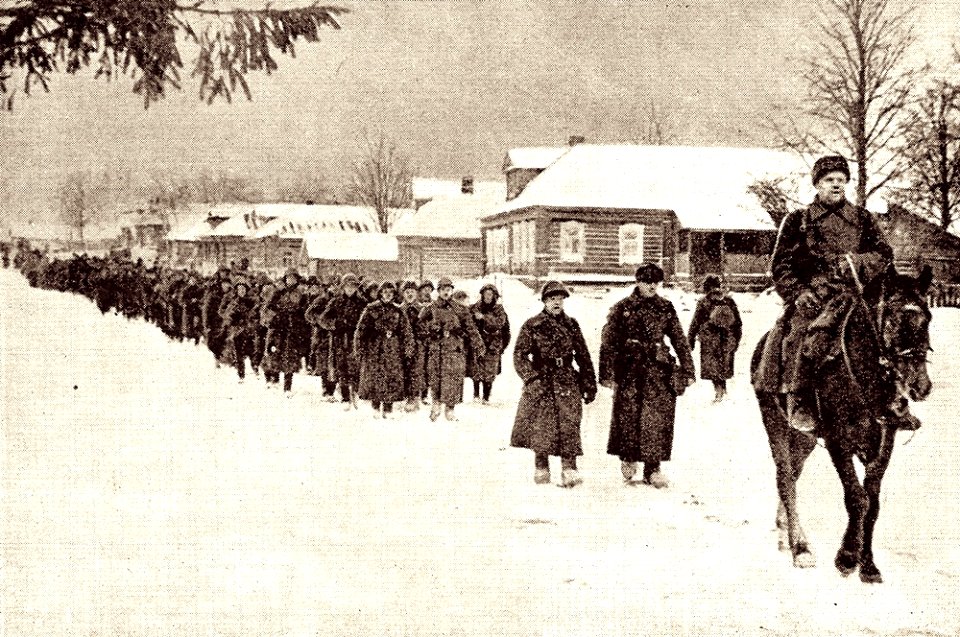 15 de Diciembre 1941 Tropas soviéticas pasan por una villa liberada