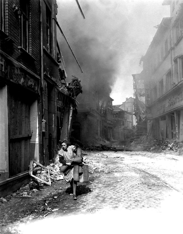 Alemana en una calle de Siegburg, 1945