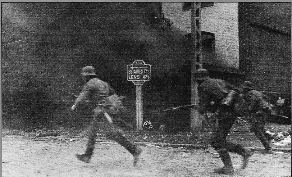 1940 - Avance de la infantería alemana en Bélgica bajo el fuego de artillería y rumbo a Francia