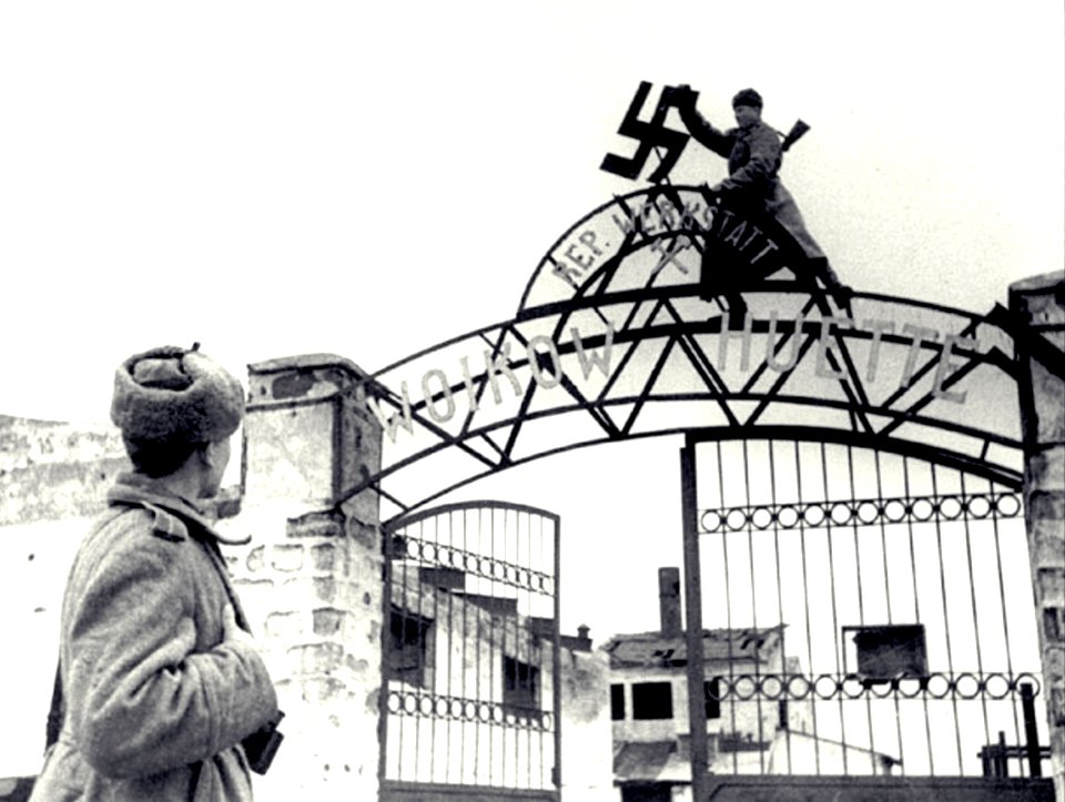 1944. Soldados soviéticos retiran la svástica de una fábrica en Voykova, Kerch, URSS