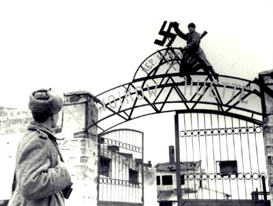 1944. Soldados soviéticos retiran la svástica de una fábrica en Voykova, Kerch, URSS