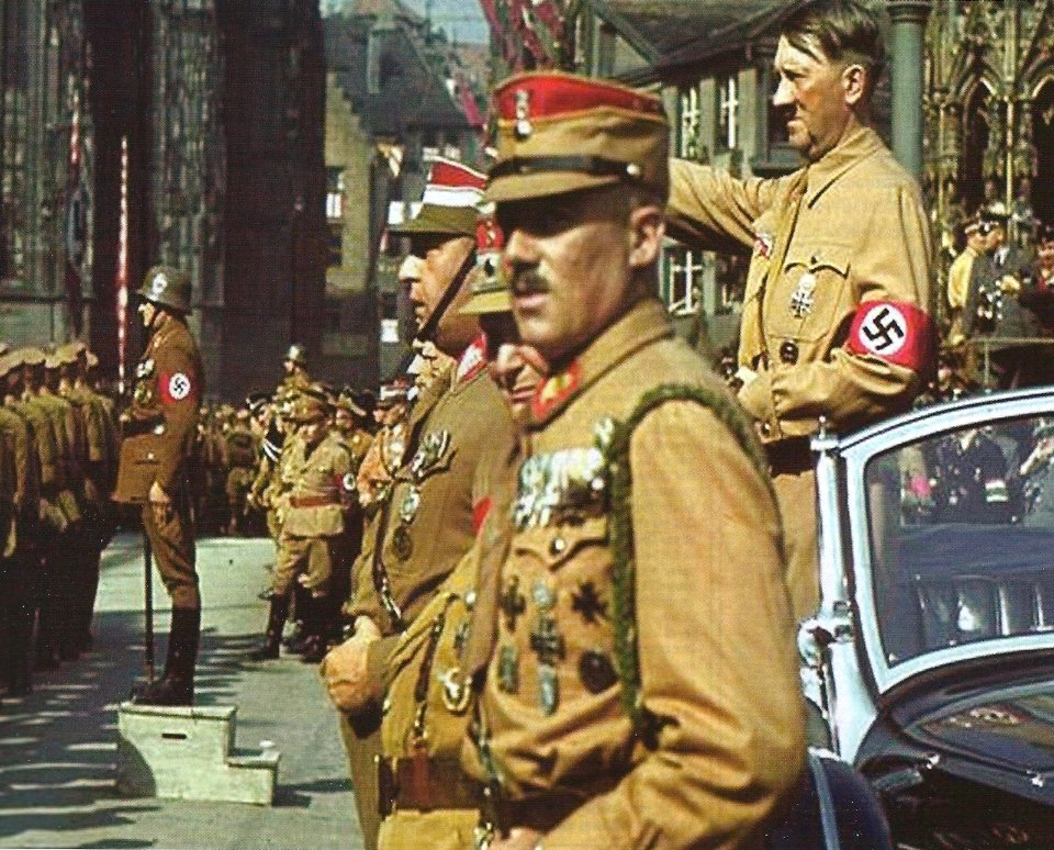 Hitler en una parada militar