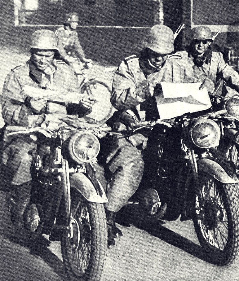 1940 - Patrulla alemana motorizada de reconocimiento en el Norte de Francia