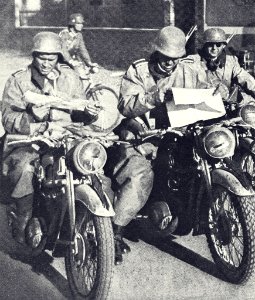 1940 - Patrulla alemana motorizada de reconocimiento en el Norte de Francia