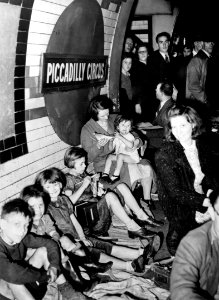 1940 - Piccadilly Circus en una estación subterránea del tren que sirve de refugio contra los bombardeos alemanes