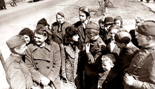 1945 – El fin de la pesadilla para ambos. Alemanes de toda edad socializan con soldados soviéticos
