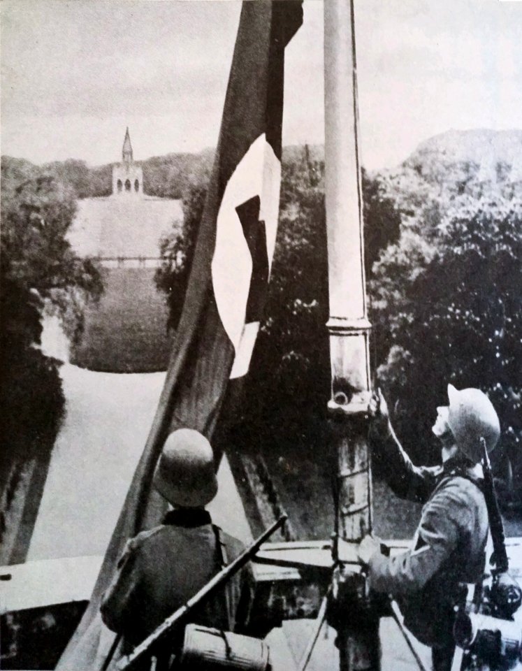 17 Mayo, 1940. Alemanes izan la bandera nazi en Brusela, Bélgica