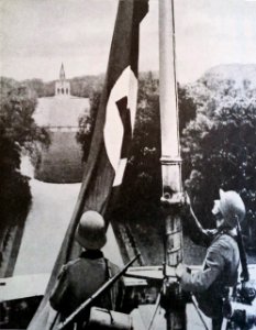 17 Mayo, 1940. Alemanes izan la bandera nazi en Brusela, Bélgica