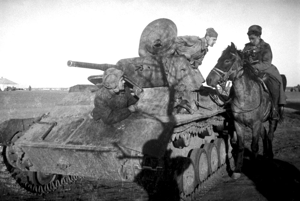 1943. Tanquista del Ejército Rojo pregunta a cartero si tiene alguna carta para él