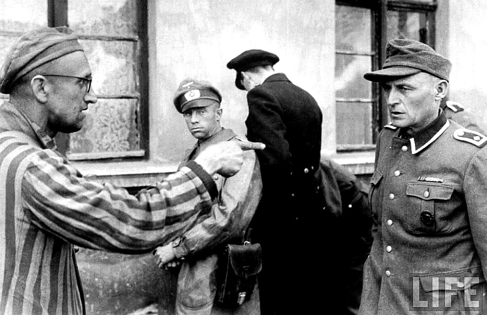 Abril 1945. Prisionero acusa a un guardia alemán en el liberado Campo de Mittelbrau