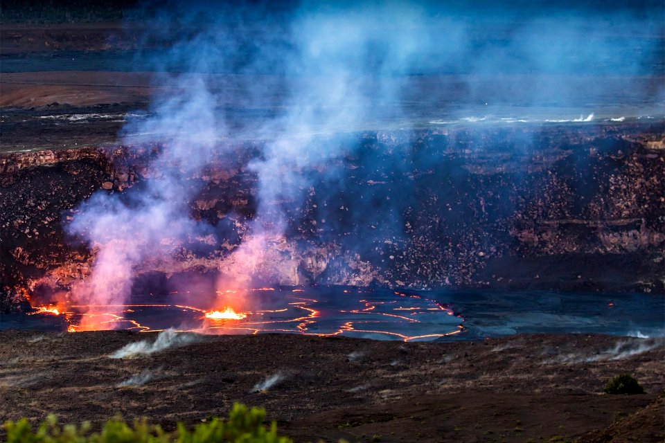 Kīlauea summit lava lake brimming 4.23.18 6 a.m.